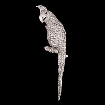 699. THEO FENNEL, brosch, i form av en papegoja med briljantslipade diamanter.
