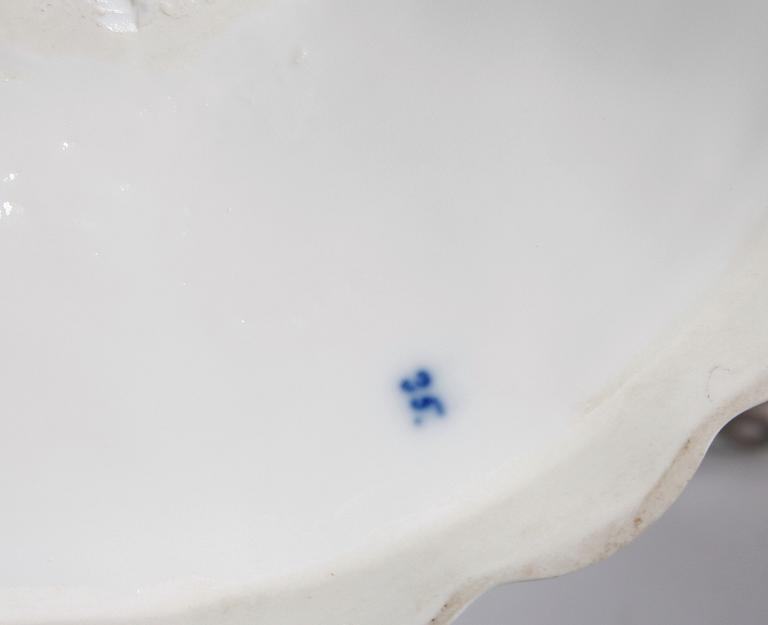 BORDSUR SAMT KANDELABRAR, ett par. Porslin. Märkt Meissen. Nyrokoko, 1800-talets slut.