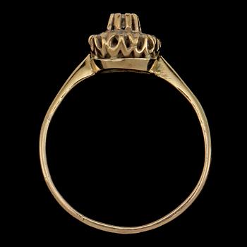 RING, 18k vitguld med 9 briljantslipade diamanter, 1900-tal. Vikt 3 g.