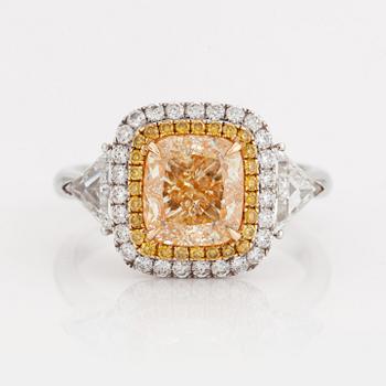 802. A RING set with a cushion-cut diamond.