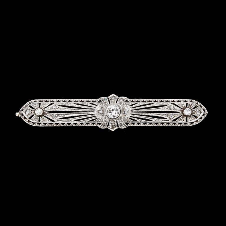 BROSCH, platina med gammal- och rosenslipade diamanter, tidigt 1900-tal.