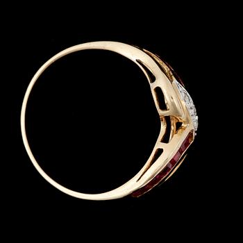 RING, 18k guld med carréslipade rubiner tot ca 0,5 ct samt tre briljantslipade diamanter tot ca 0,05 ct. Vikt ca 3,2 g.