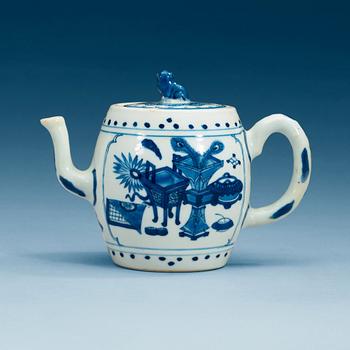 1706. A blue and white tea pot with cover, Qing dynasty, Kangxi (1662-1722).