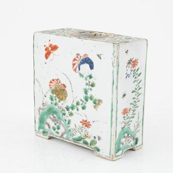 A famille verte tea caddy, Qing dynasty, Kangxi (1662-1722).