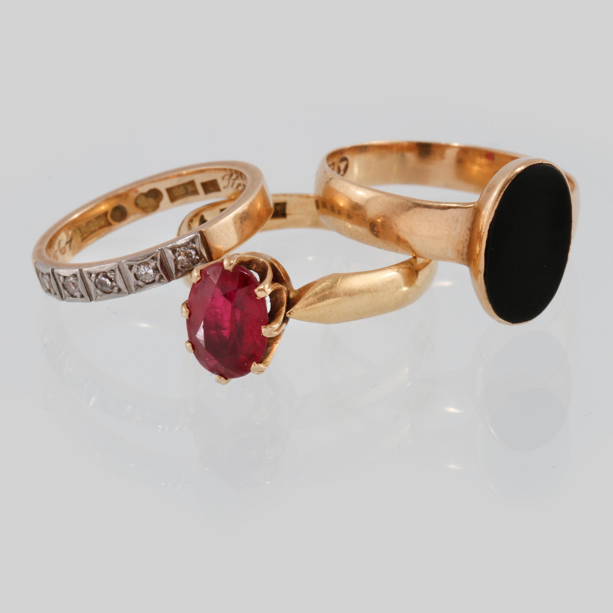 RINGAR, 3 st, 18K guld med syntetisk rubin, onyx respektive åttkantslipade diamanter. Vikt 9,7 gram.