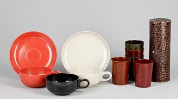 PARTI KOPPAR och MUGGAR, 7+1 delar, bakelit och plast, 1930-tal samt 1950-tal.