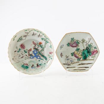 A set of two famille rose dishes, late Qing dynasty.