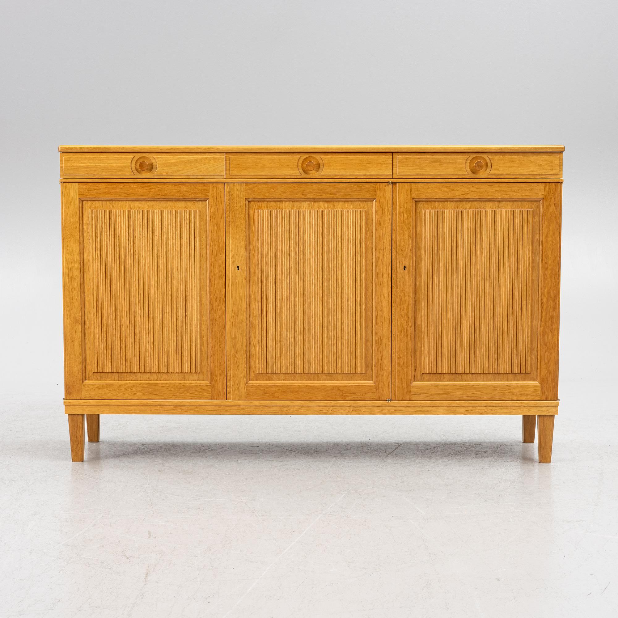 Carl Malmsten, sideboard, "Herrgården", Åfors Möbelfabrik, 1900-talets slut.