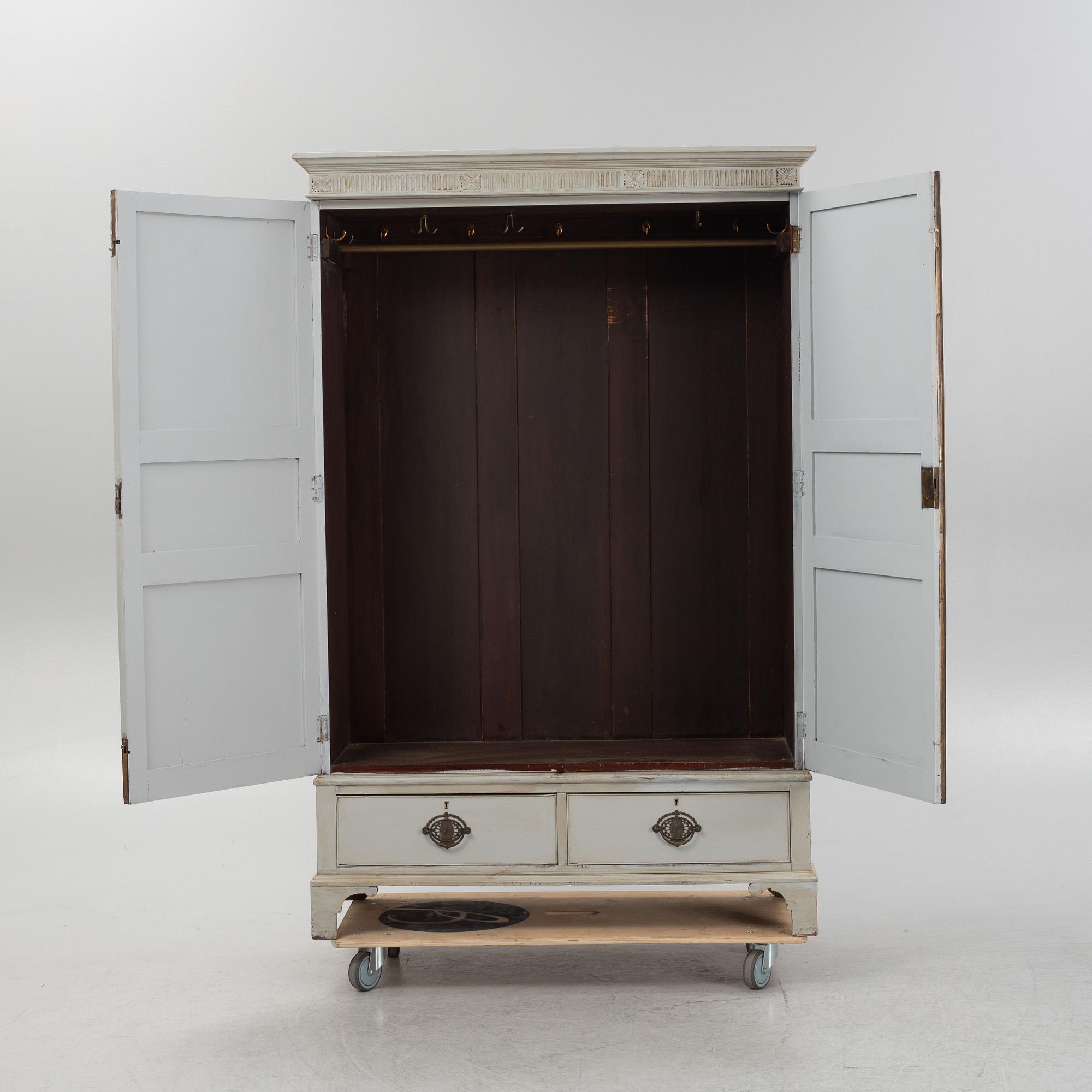 Klädskåp, omkring år 1900.