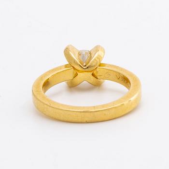 RING 18K gold w brilliant-cut diamonds, centre stoen approx 0,50 ct approx H-I VS, and smaller stones approx 0,15 ct in.