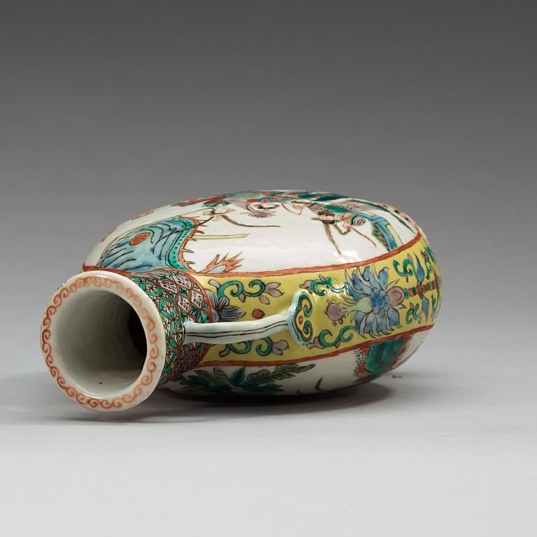 PILGRIMSFLASKA, porslin. Sen Qing dynastin (1644-1912), med Xuande fyra karaktärers märke i botten.