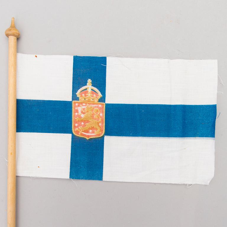 A hand flag of the 1918-20 Finnish state flag.