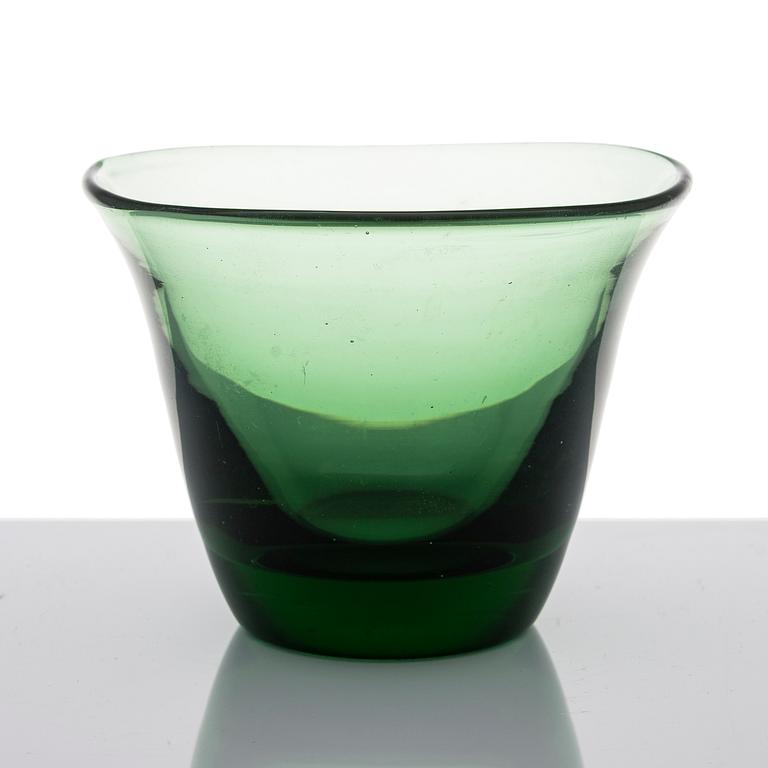 GUNNEL NYMAN, skål, Blåst, grönt glas. Modell 38/1123. Riihimäen Lasi Oy, 1938.