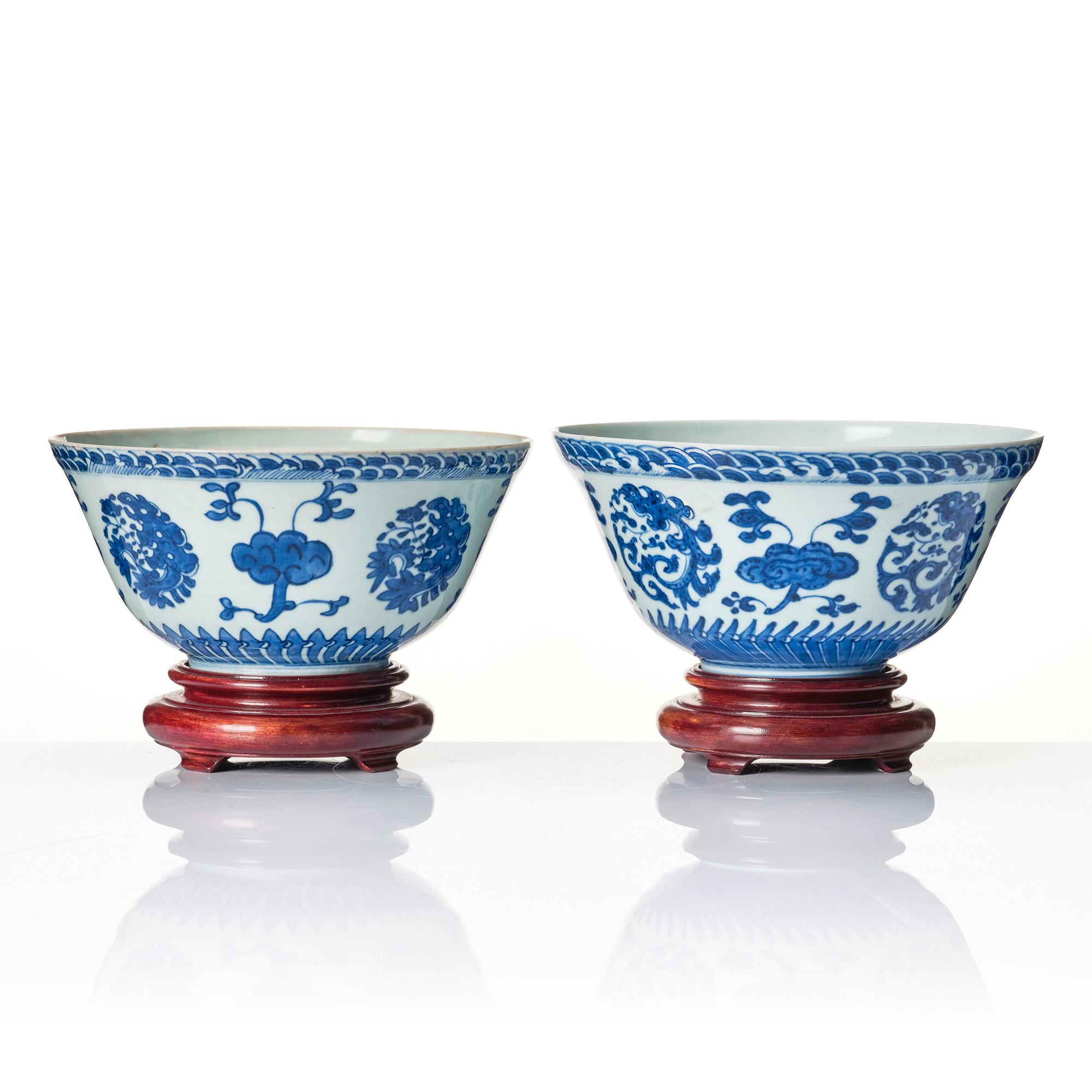 A matched pair of blue and white bowls, Qing dynasty, 19th century.