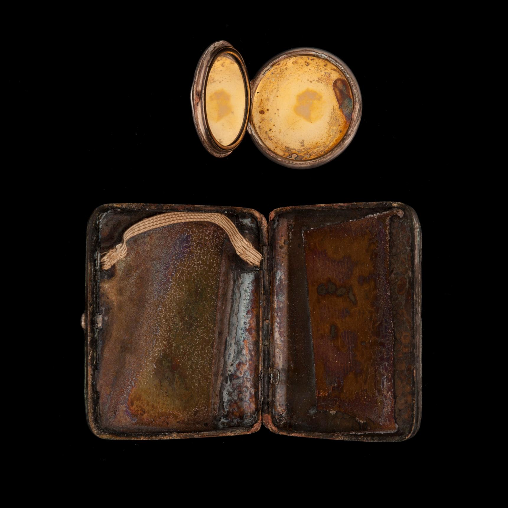 CIGARETTETUI OCH PILLERDOSA, silver, Ryssland och Finland, 1900-talets början.