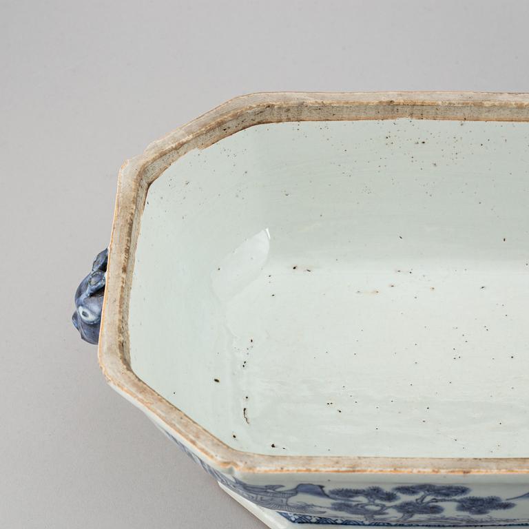 A blue and white tureen with cover, Qing dynasty, Qianlong (1736-95).