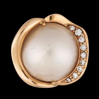A mabe pearl and brilliabnt cut diamond ring, tot. app. 0.18 cts.
