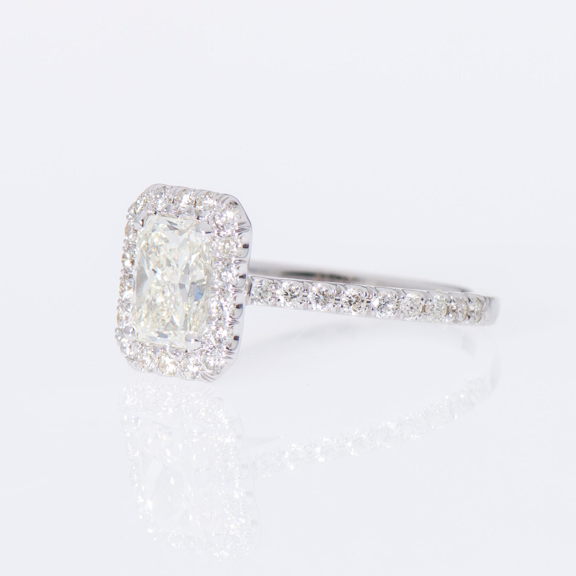 RING, 18K vitguld, radiantslipad diamant ca 1,30 ct, sidostenar totalt ca 0,54 ct.