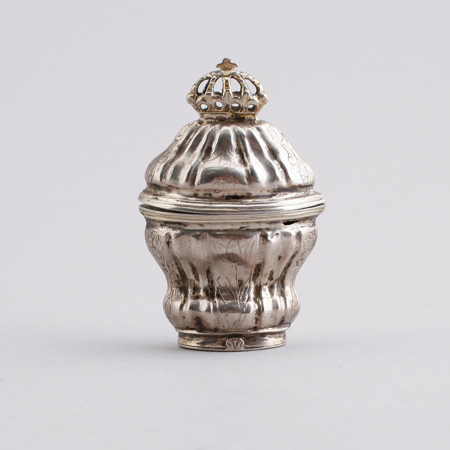 LUKTDOSA, silver, möjligen Wolf Petersen, Haderslev 1700-talets mitt. Vikt ca 25 gram.