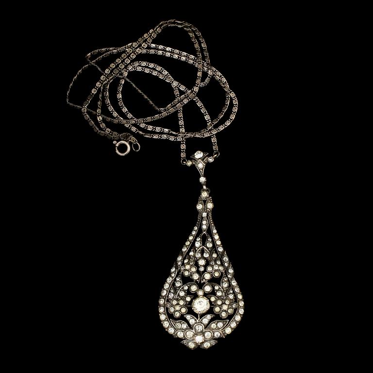 HALSBAND samt ÖRHÄNGEN, ett par, silver och fasettslipade stenar, importstmpl, omkring 1900. Vikt 35 g.