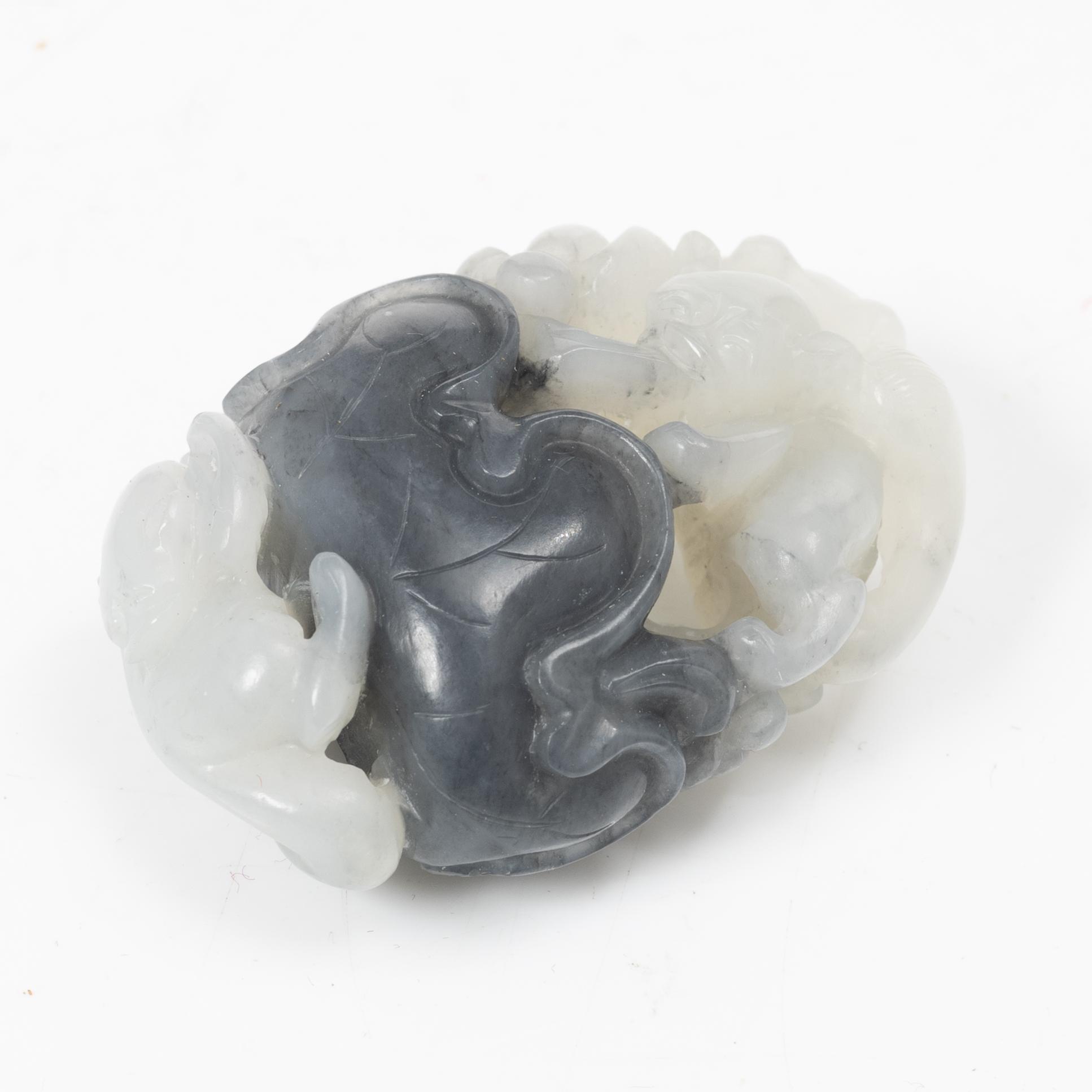 Bälteshake samt amulett och ask, nefrit och sten, Qingdynastin.