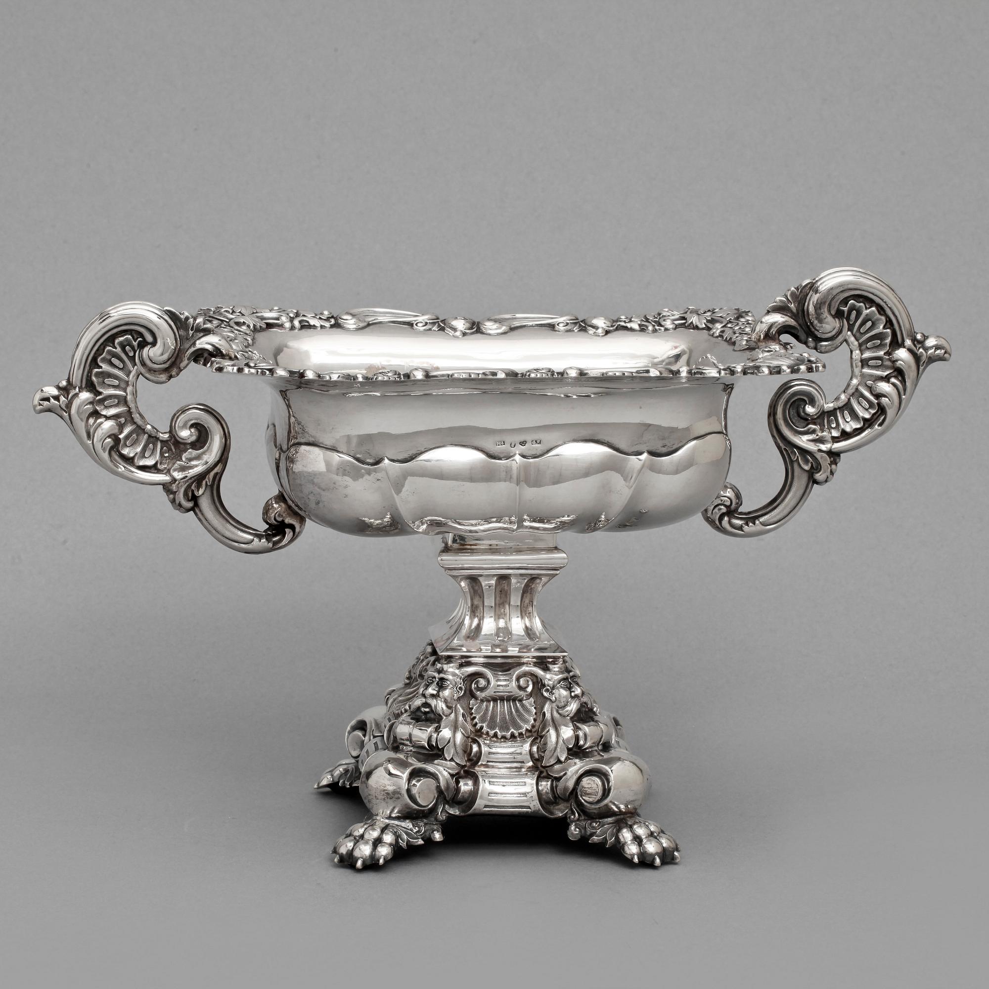 SKÅL PÅ FOT, silver, Gustaf Folcker, Stockholm 1842. Vikt c:a 640 g.