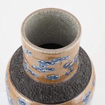 A porcelain floor vase, China, beginning of the 20th century.