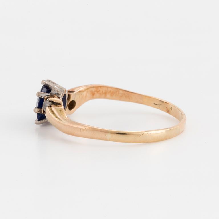 A synthetic sapphire and anntique cut diamond ring. Total carat weight of diamonds circa 0,10 ct.