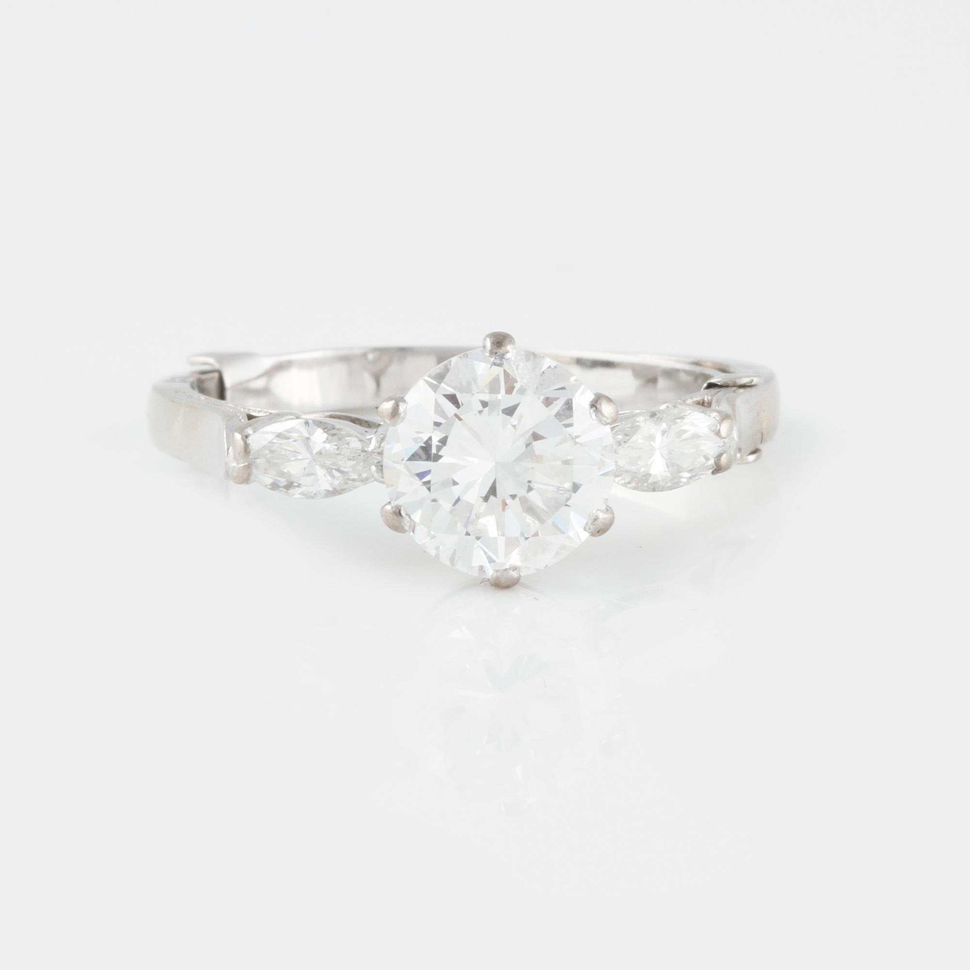 RING, med gammalslipad diamant ca 1.20 ct samt 2 navetteslipade diamanter.