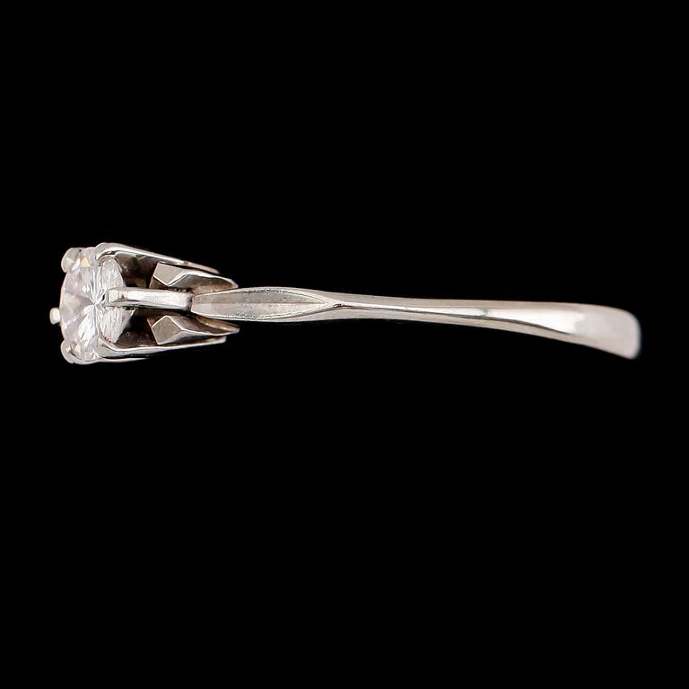 RING, 18 k vitguld, briljantslipad diamant 0.41 ct. Vikt 2,5 g.