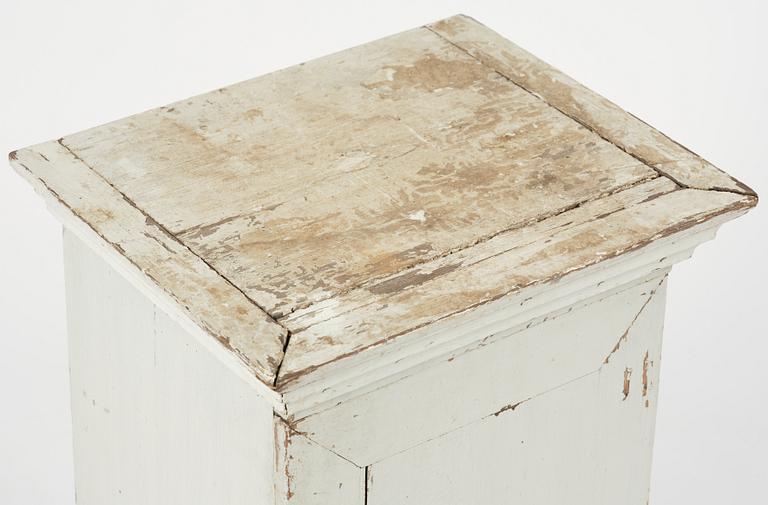 A Gustavian column-shaped cabinet, circa 1800.