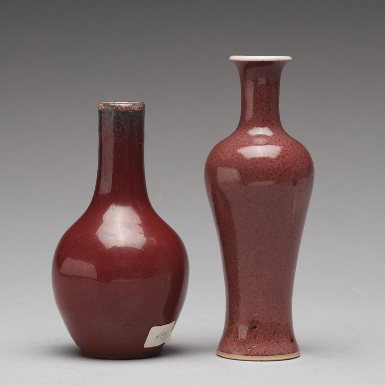 A peach bloom glazed vase and a flambé glazed vase, Qing dynasty, 19th Century.