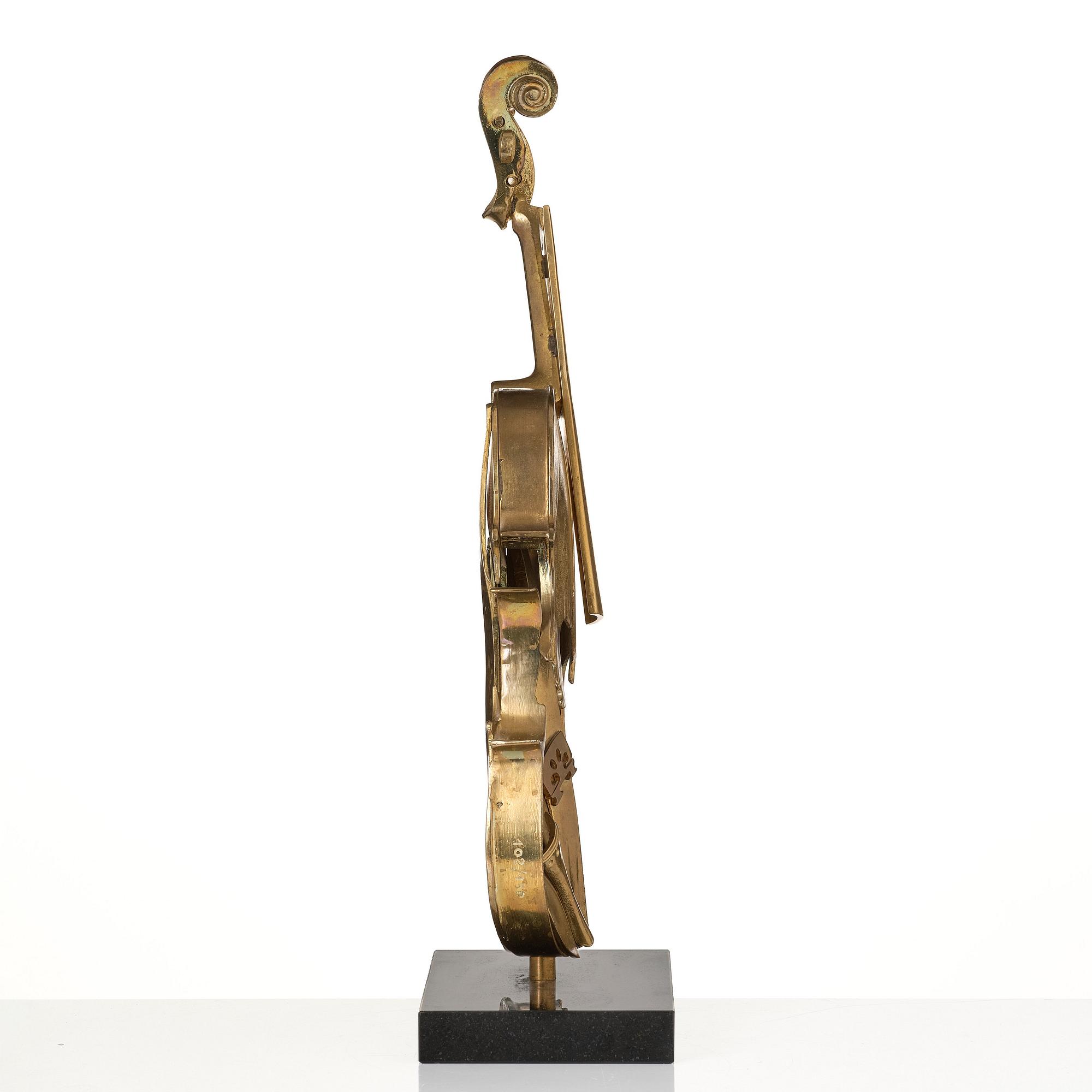 Arman (Armand Pierre Fernandez), "Le Tombeau de Paganini".
