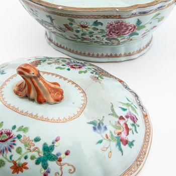 Terrin med lock, kompaniporslin. Qingdynastin, Qianlong (1736-95).