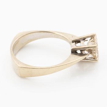 Ring, 18K white gold with a yellowish-brown brilliant-cut diamond.