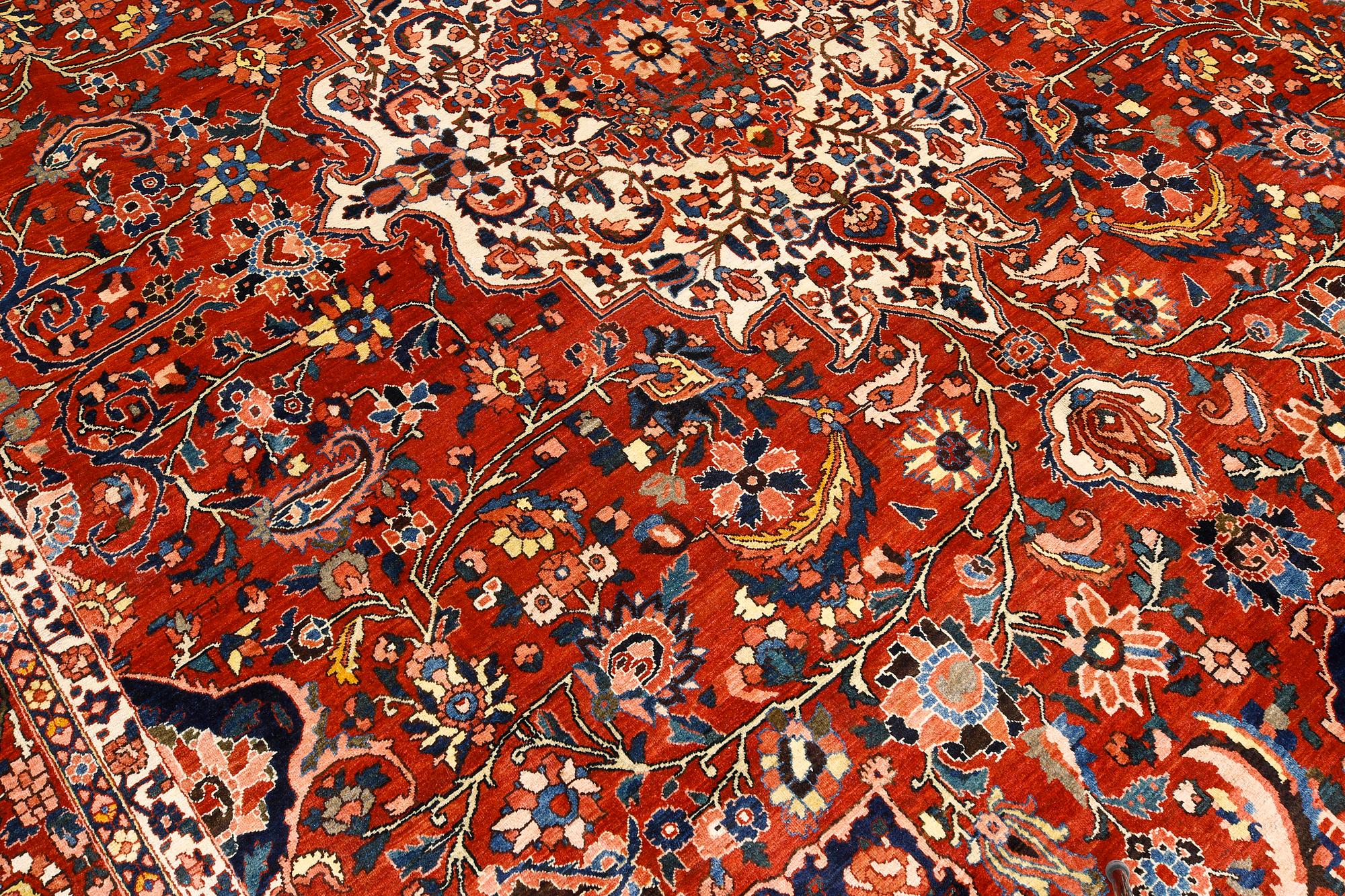 A Bakhtiari carpet, ca 420 x 320 cm.