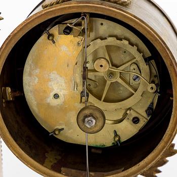 Mantle clock, marble, gilt metal, Aubert L´ne, Paris.