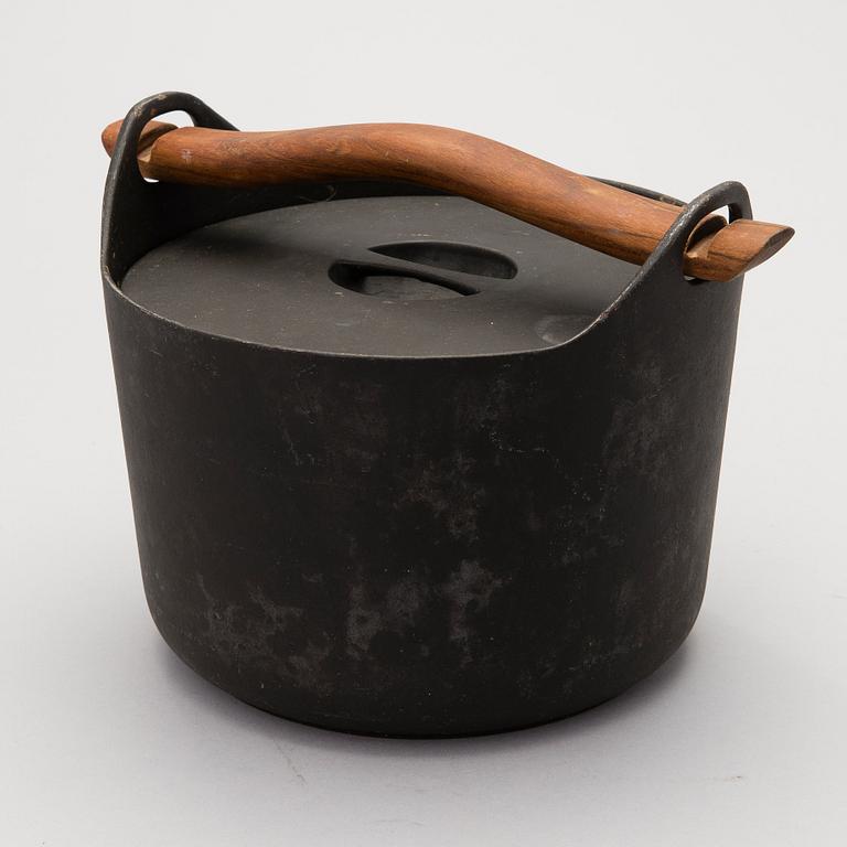A cast iron pot, manufactured by Rosenlew in the 1960s/70s, Finland.