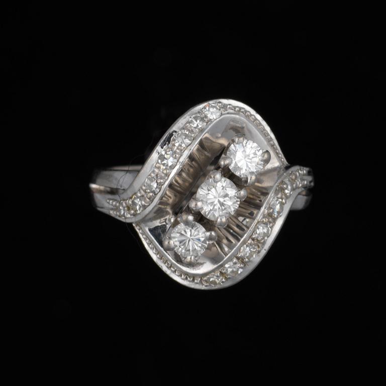 RING, 18K vitguld, diamanter. Oskar Lindroos, Helsingfors. Vikt ca 8,6 g.