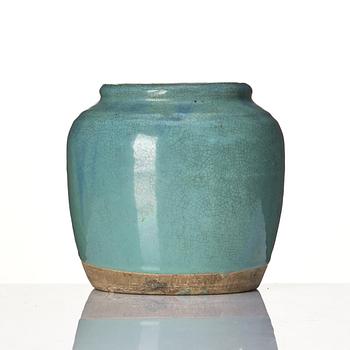 A green glazed Chinese jar, Qing dynasty, 19th Century.