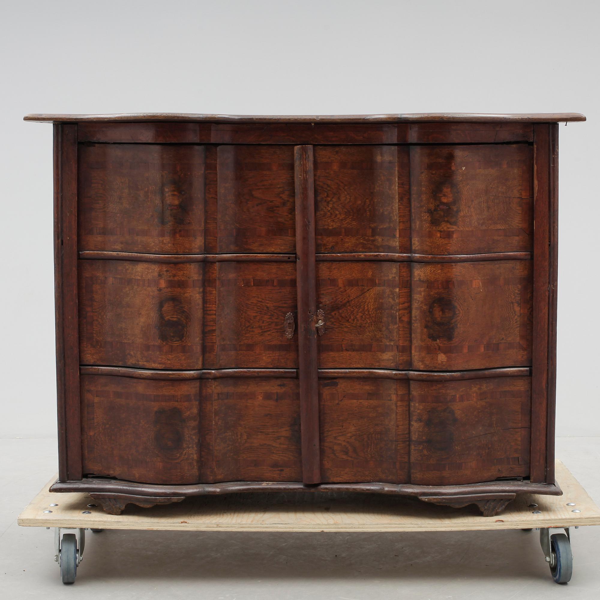 SIDEBOARD, senbarockstil, 1800-tal med äldre delar.