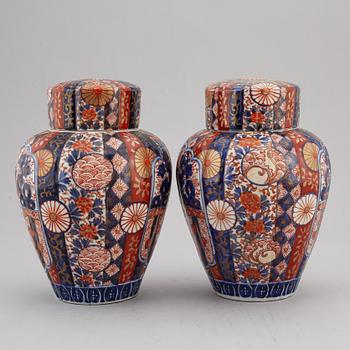 A pair of Japanese imari vases with covers, Meiji (1868-1912).