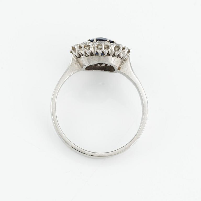 Ring in 18K white gold with sapphire and brilliant-cut diamonds.