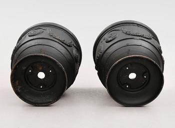 TRÄDGÅRDSURNOR, 1 par, gjutjärn, 1900-/2000-tal.