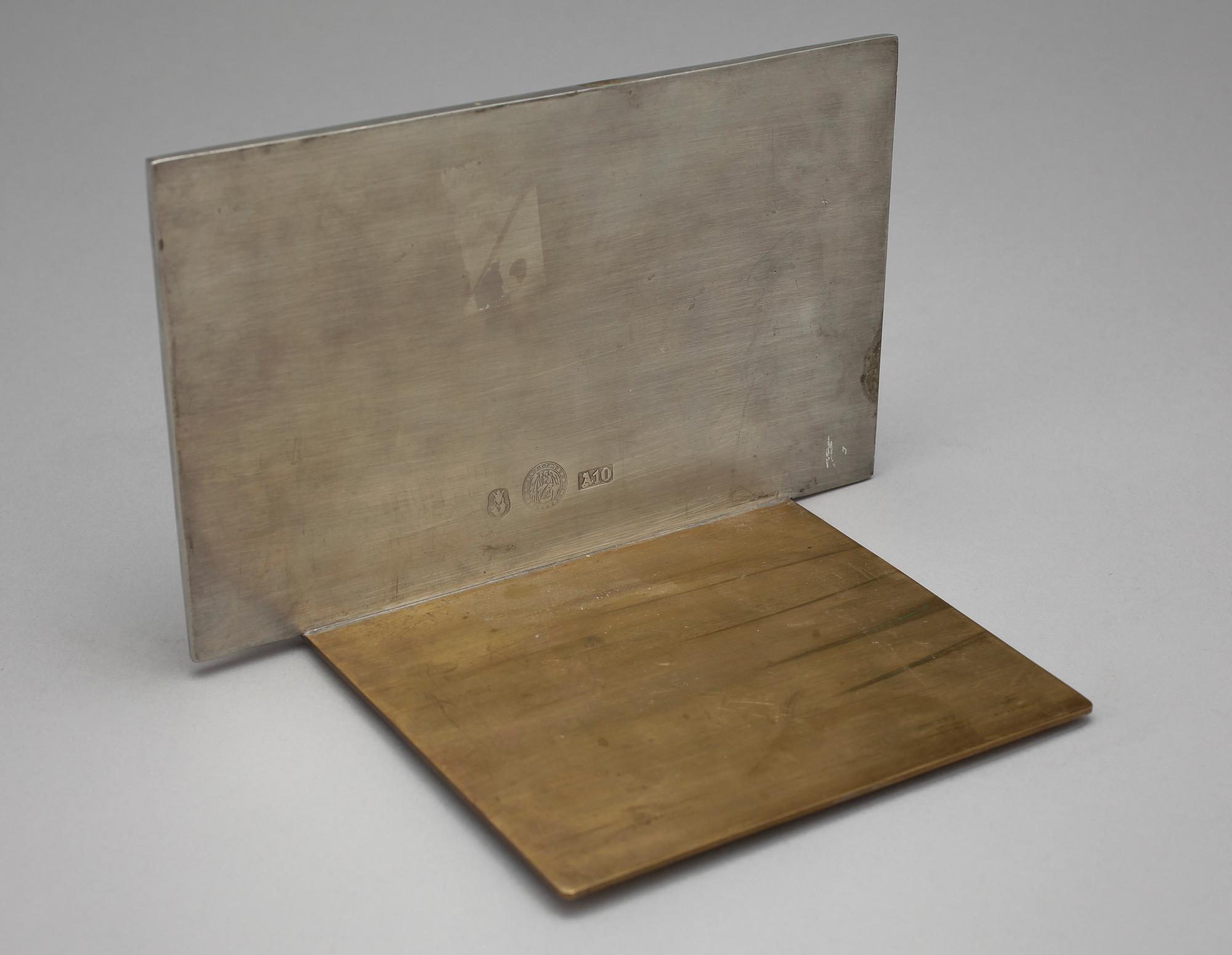 BOKSTÖD, tenn samt mässing, Anna Petrus, Svenskt Tenn, Stockholm 1975, modellnummer 429.