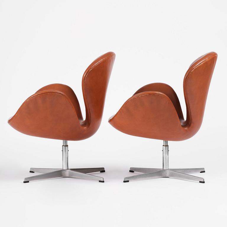Arne Jacobsen, fåtöljer, ett par, "Svanen", Fritz Hansen, Danmark, 1980.