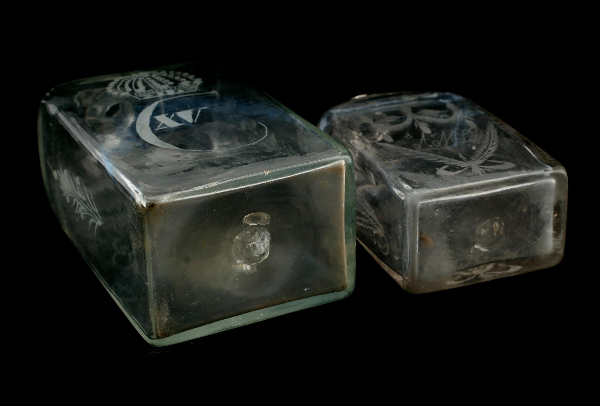 BRÄNNVINSFLASKOR, 2 st, glas, 1800-talets mitt.