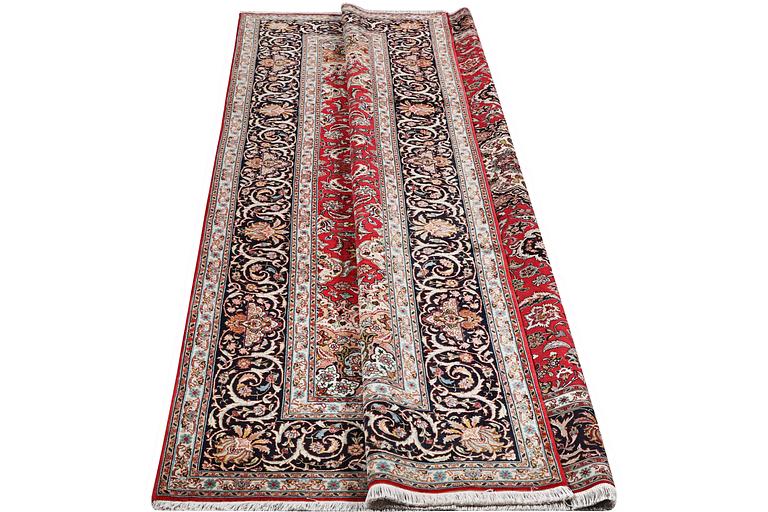 A Tabriz carpet, part silk, c. 325 x 208 cm.