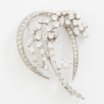 Brosch, 18K vitguld med briljantslipade, markisslipade, åttkantslipade och baguetteslipade diamanter.