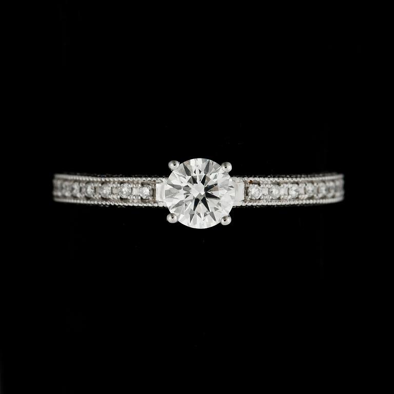 RING, 18k vitguld med briljantslipde diamanter mittsten ca0,50ct, övriga tot ca0,40ct. Vikt 2,7g.